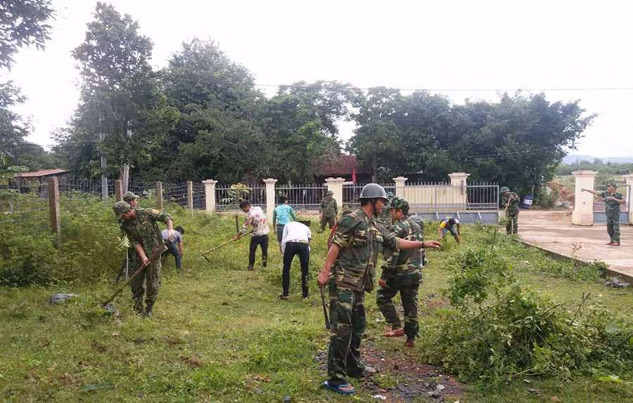  Cán bộ, chiến sĩ Đồn Biên phòng Ia Lốp hỗ trợ người dân xã Ia Mơr ổn định cuộc sống. Ảnh: C.H