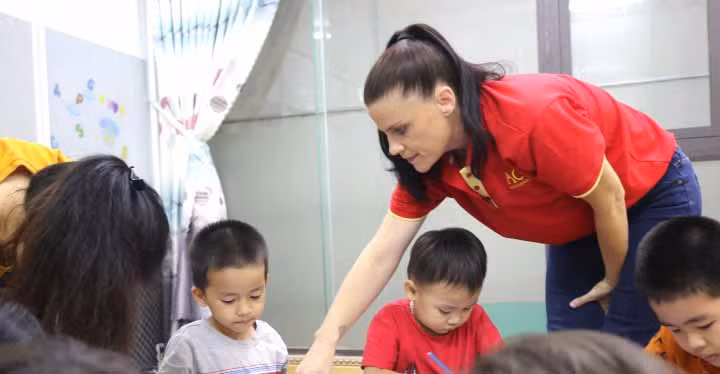 Giáo viên người nước ngoài trực tiếp giảng dạy tiếng Anh cho học viên. Ảnh: Hồng Thủy