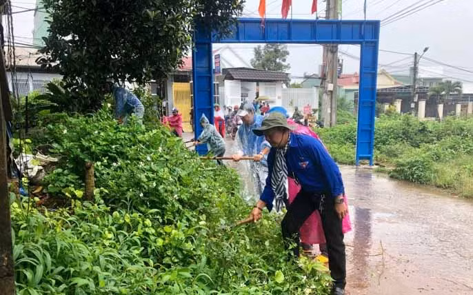 Sau lễ phát động, đoàn viên thanh niên đã phát quang bụi rậm, phun hóa chất diệt muỗi tại tổ dân phố 13. Ảnh: Phan Lài