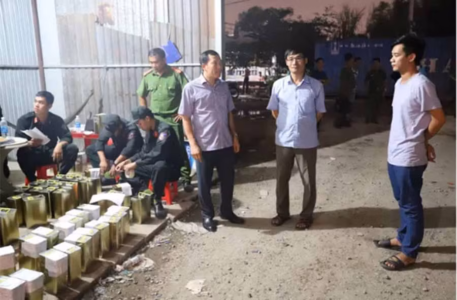  Đại tá Lê Văn Tuyến, Giám đốc Công an tỉnh Đắk Nông (thứ 3 từ phải qua) trực tiếp chỉ đạo các lực lượng đột kích điểm sản xuất xăng giả