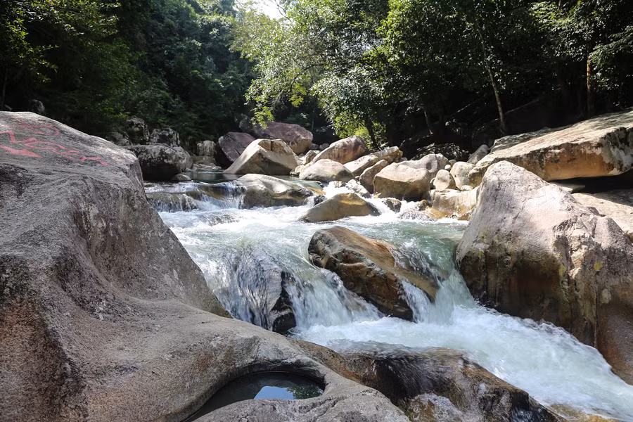 Suối Ba Hồ có vẻ đẹp tuyệt mỹ, là sự kết hợp của 3 hồ nước tuyệt đẹp nằm gần nhau.
