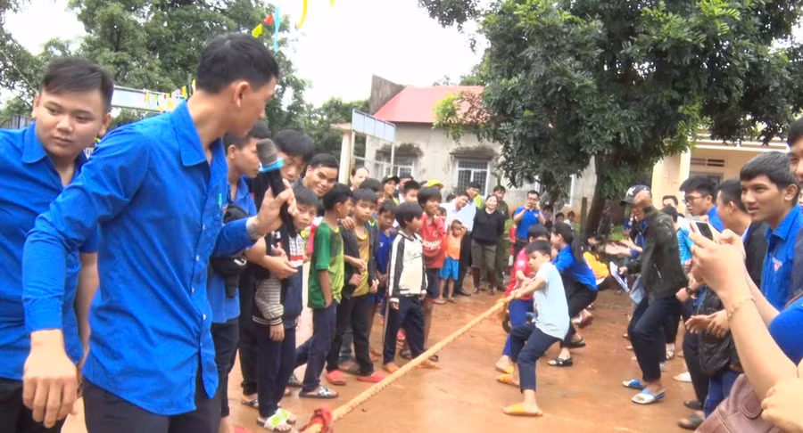  Các em thiếu nhi và nhi đồng cùng tham gia trò chơi kéo co. Ảnh: Lê Văn Châu