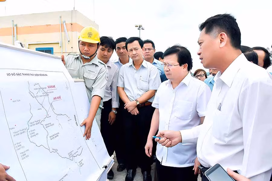 Phó Thủ tướng Chính phủ Trịnh Đình Dũng (thứ 2 từ phải qua) cùng lãnh đạo tỉnh thị sát Nhà máy Thủy điện An Khê-Ka Nak vào tháng 6-2016. Ảnh: Đ.T