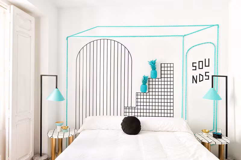  Màu xanh ngọc nhấn nhá khiến căn phòng trông sống động hơn hẳn.