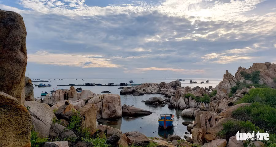 Đảo toàn đá, không có cư dân - Ảnh: NAM TRẦN