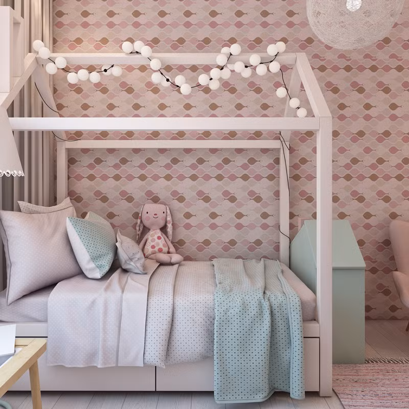 Giường ngủ có mái hình ngôi nhà, gắn thêm những quả bóng nhỏ sẽ khiến trẻ yêu thích