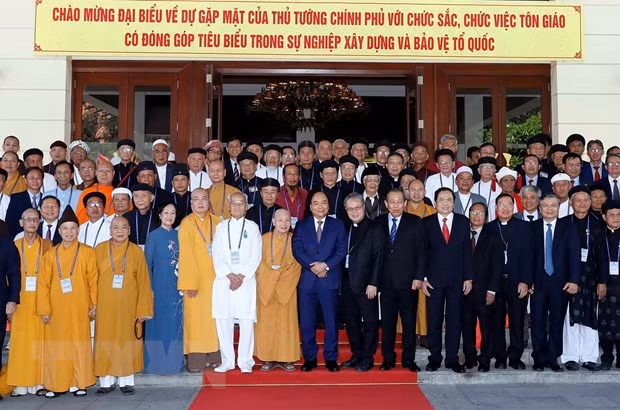  Thủ tướng Nguyễn Xuân Phúc chụp ảnh chung với các đại biểu tham dự buổi gặp mặt. (Ảnh: Thống Nhất/TTXVN)