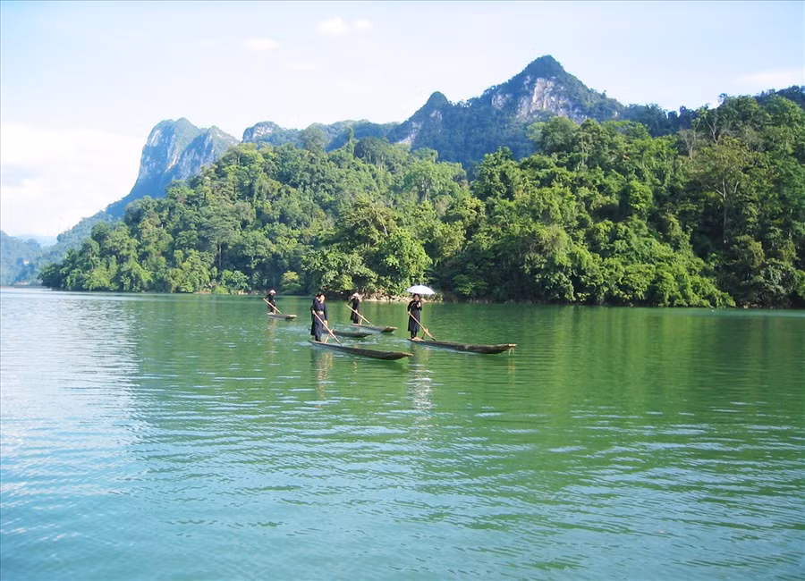  Hồ Ba Bể từ trước đến nay luôn nổi tiếng vì vẻ đẹp hoang sơ và hùng vĩ.