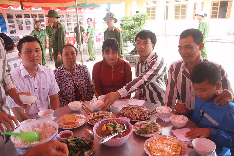 Niềm vui xen lẫn cảm xúc nghẹn ngào của những phạm nhân khi được dùng bữa cơm gia đình. Ảnh: Văn Ngọc 