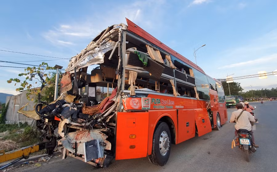 Xe khách BS 51B - 402.70 biến dạng phần đầu
