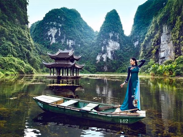 Thả mình trên dòng nước, thăm thú phim trường King Kong hay những đền đài dọc đường là sựa lựa chọn của nhiều người cho kỳ nghỉ lễ này. Những dãy núi đá vôi dọc bờ sông tăng thêm phần kỳ vĩ cho cảnh quan này.