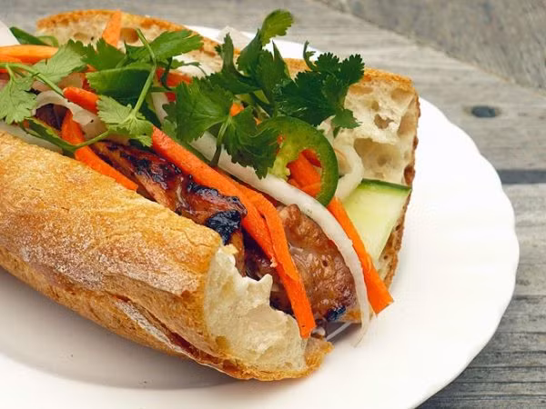 Bánh mì nem nướng là món ăn lạ miệng bạn nhất định nên thử khi đến Cần Thơ. Ảnh: I.T