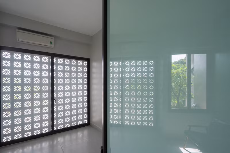 Mặc dù là ngôi nhà ống nhưng nhờ thiết kế và bố trí nội thất thông minh mà những người sống trong đó vẫn có một tổ ấm tràn ngập cây xanh, ánh sáng tự nhiên.