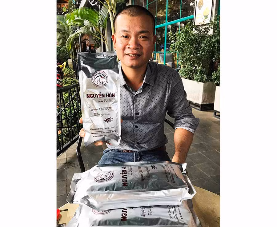 Anh Nguyễn Văn Hân và sản phẩm cà phê rang xay của mình. Ảnh: H.D