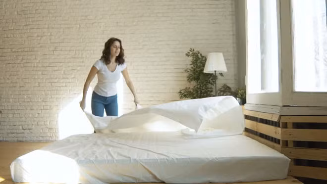 Dọn giường đầu tiên vào buổi sáng không chỉ giúp bạn tỉnh ngủ mà còn khiến bạn cảm thấy tràn đầy năng lượng và sẵn sàng để bắt đầu ngày mới Ảnh Shutterstock.