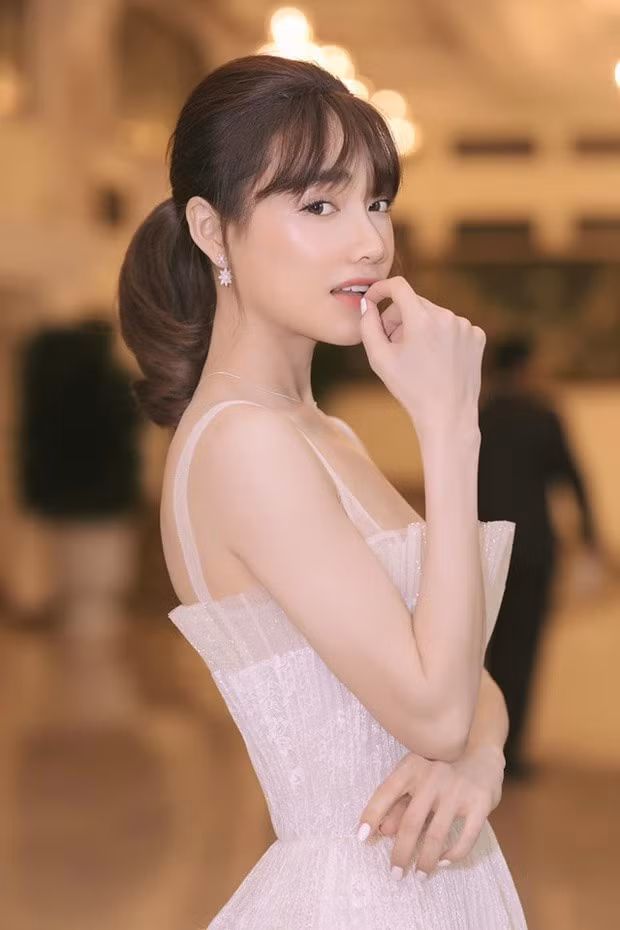 Nhã Phương và Trường Giang kết hôn hồi tháng 9.2018. Sau rất nhiều sóng gió, Trường Giang chia sẻ: “Chúng tôi đã nhiều lần khóc cùng nhau đến sáng. Chúng tôi nhất định sẽ hạnh phúc, không phải để khán giả thấy hay để 'dằn mặt' người khác, mà là để gia đình yên lòng