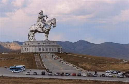 Lăng mộ Thành Cát Tư Hãn ngày nay vẫn còn là một nơi bí ẩn với thế giới. Trong ảnh là ngọn núi linh thiêng Burkhan Khaldun của người Mông Cổ.