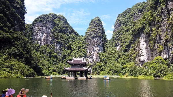 Nhà thủy đình nổi bật trong phong cảnh hoang sơ là những ngọn núi đá vôi từ nghìn năm đến nay hầu như không thay đổi.
