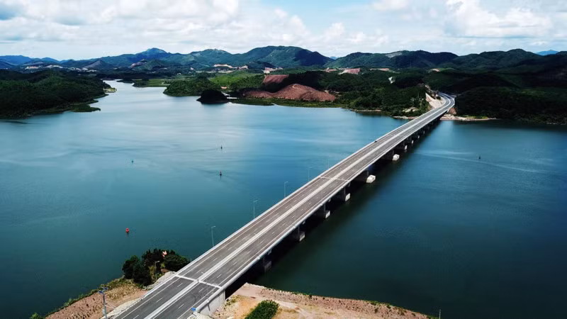 Dọc theo cao tốc Hạ Long – Vân Đồn là quang cảnh thiên nhiên tuyệt đẹp.