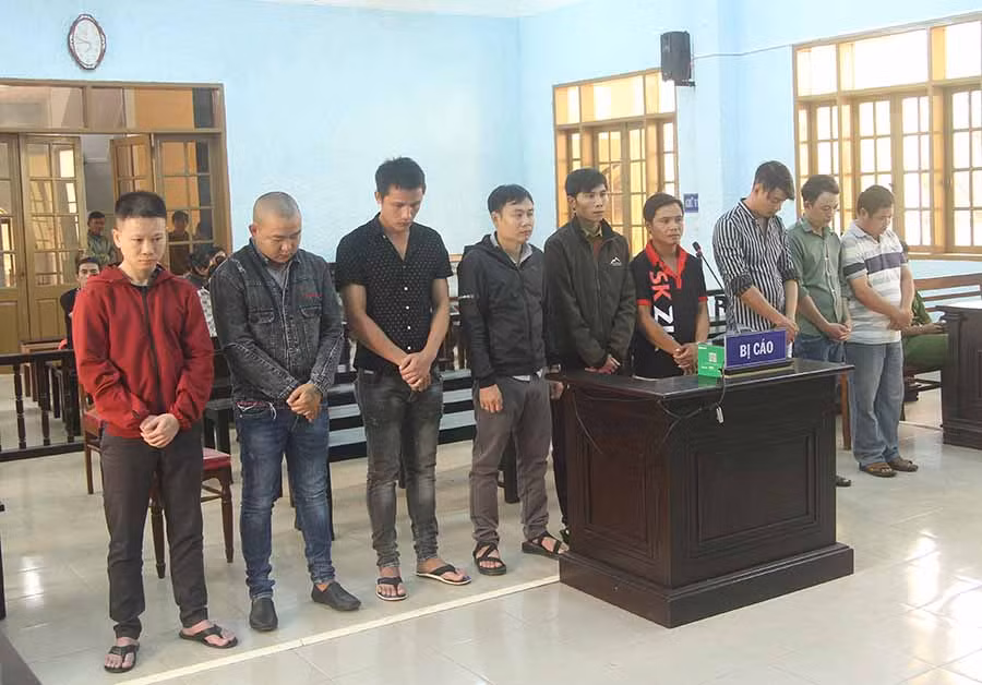 Các bị cáo tại phiên tòa xét xử. Ảnh: Văn Ngọc