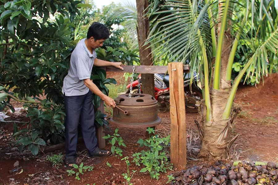  Kẻng báo động trong trường hợp khẩn cấp. Ảnh: C.H