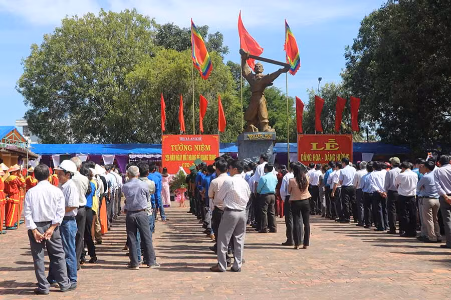 Đông đảo các tầng lớp nhân dân về dự Lễ giỗ Vua Quang Trung-Nguyễn Huệ. Ảnh: Ngọc Minh