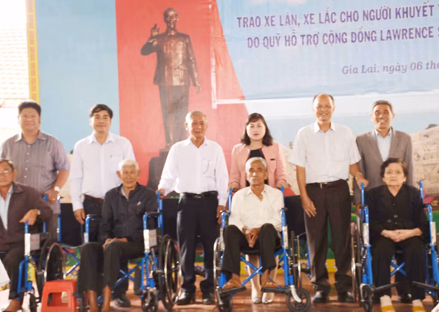 Quang cảnh buổi trao xe lăn, xe lắc cho người khuyết tật. Ảnh: Hà Phương