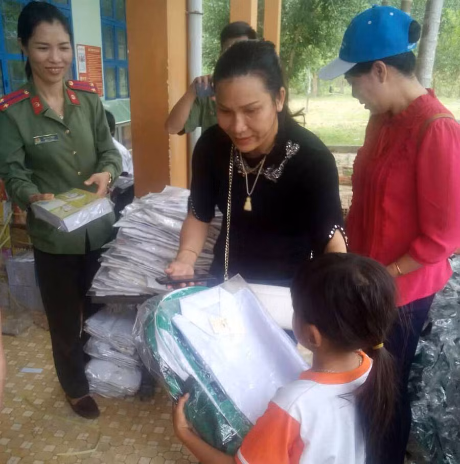 Tặng quà cho các em HS khó khăn. Ảnh: Hồng Ngọc