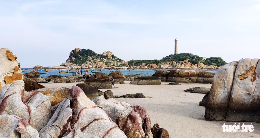 Đảo Kê Gà rất gần bờ, chỉ cách một eo nước nhỏ - Ảnh: NAM TRẦN