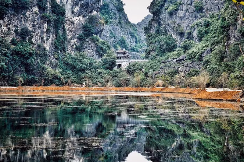  Động Am Tiên – “Tuyệt tình cốc ở Ninh Bình”. Là di tích quốc gia nằm trong quần thể di tích quốc gia Hoa Lư, động Am Tiên chính là điểm đến mà du khách không thể bỏ qua nếu như muốn tận hưởng khung cảnh thiên nhiên thanh bình và thơ mộng. Bởi vẻ đẹp hoang sơ tách biệt hẳn với thế giới bên ngoài, thế nên nơi đây còn được các bạn trẻ gọi với cái tên “Tuyệt tình cốc”.