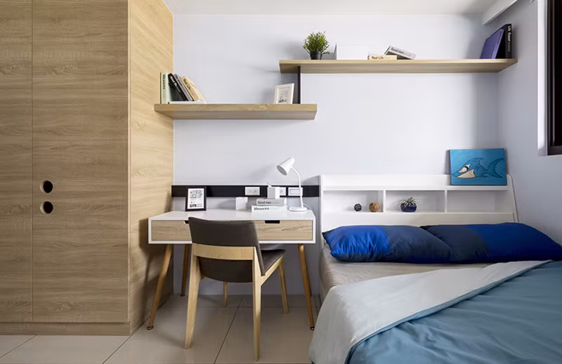  Kệ treo tường dùng để đựng sách, cây trang trí tạo ra một góc phòng thú vị.