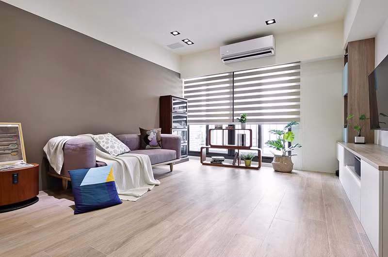 Trong phòng khách, ghế sofa màu tím nhạt cùng những chậu cây mang đến một không gian đậm chất lãng mạn.