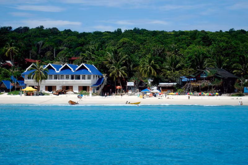 Perhentian là một nhóm các quần đảo nhỏ ở đông bắc Malaysia, gần biên giới Thái Lan. Một trong những điểm thu hút của điểm đến này là những rạn san hô tuyệt đẹp và những hoạt động du lịch với chi phí rẻ. Perhentian là một nhóm các quần đảo nhỏ ở đông bắc Malaysia, gần biên giới Thái Lan. Một trong những điểm thu hút của điểm đến này là những rạn san hô tuyệt đẹp và những hoạt động du lịch với chi phí rẻ.