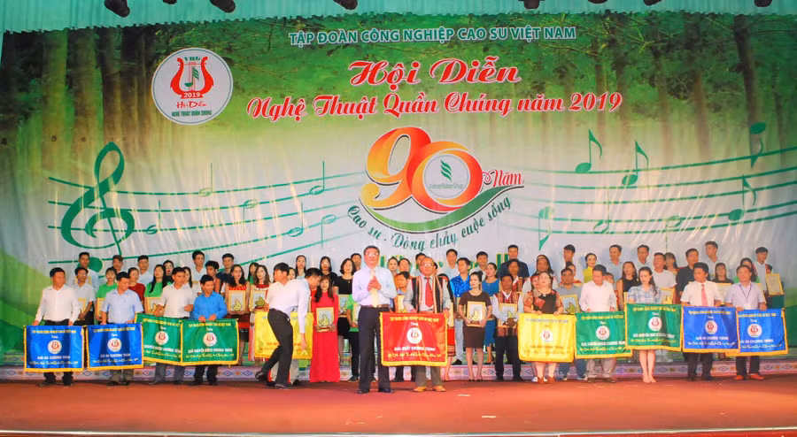 Phó Tổng Giám đốc Tập đoàn Công nghiệp Cao su Việt Nam Nguyễn Tiến Đức trao giải nhất toàn đoàn cho Công ty TNHH một thành viên Cao su Chư Pah. Ảnh: Hà Tây