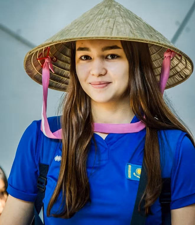 Ngay trong lần đầu tới Việt Nam, cô đã nhận giải 