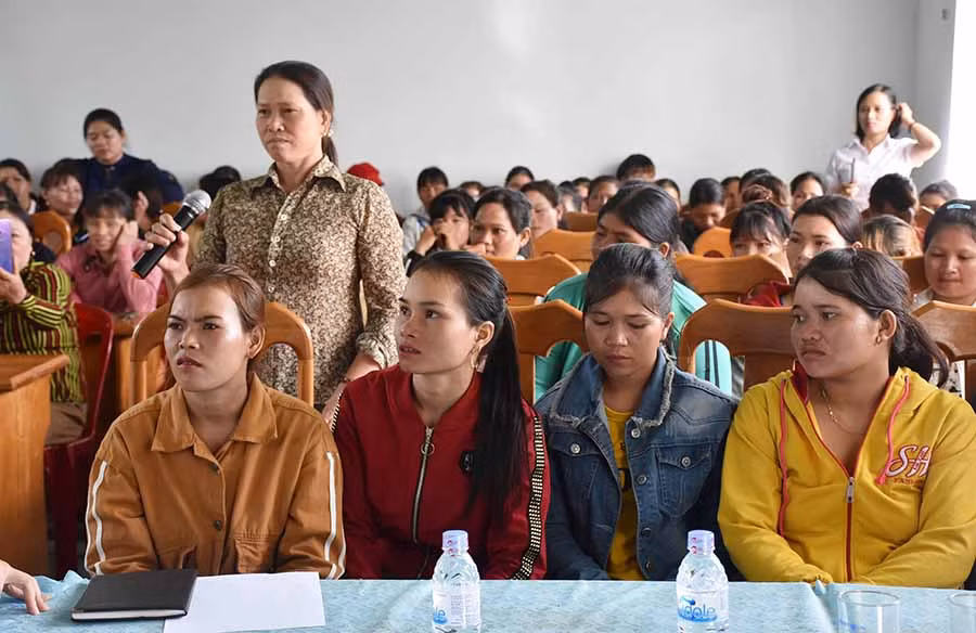  Phụ nữ tham gia thảo luận, đóng góp ý kiến tại buổi tuyên truyền ở xã Pờ Tó, (huyện Ia Pa). Ảnh: H.P