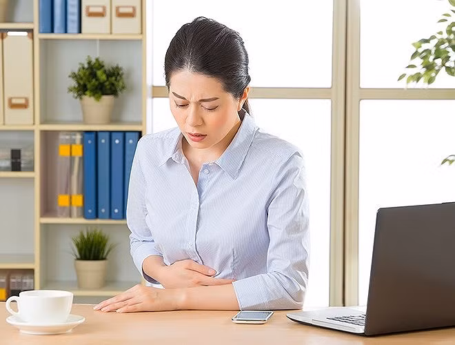  Buổi sáng thức dậy, dạ dày luôn co bóp để tiêu hóa thức ăn, đòi hỏi năng lượng cho cơ thể. Nhưng khi bạn bỏ bữa sáng, dịch vị tiết ra sẽ gây hại cho dạ dày, lâu dần dẫn đến viêm loét, đau dạ dày mãn tính cũng như các bệnh lý liên quan khác. Ảnh minh họa: Internet