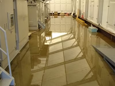 Nước nhiễm xạ rò rỉ trong tòa nhà chứa máy lọc nước. 