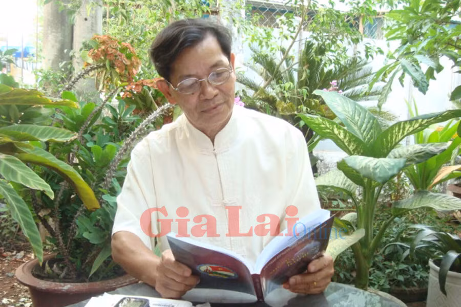 Dù đã lớn tuổi nhưng ông Nam vẫn luôn dành thời gian đọc những cuốn sách lịch sử của dân tộc. Ảnh: Nguyễn Giang