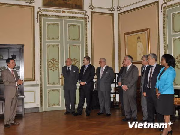 Đại sứ Việt Nam tại Bỉ Phạm Sanh Châu thông báo với các đại sứ về hành vi sai trái của Trung Quốc vi phạm vùng biển của Việt Nam. Đại sứ Việt Nam tại Bỉ Phạm Sanh Châu thông báo với các đại sứ về hành vi sai trái của Trung Quốc vi phạm vùng biển của Việt Nam.