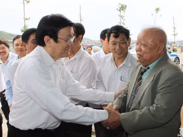 Chủ tịch nước Trương Tấn Sang thăm và tặng quà gia đình ông Trần Văn Đạt ở làng cá Hòn Rớ, xã Phước Đồng, thành phố Nha Trang, Khánh Hòa.