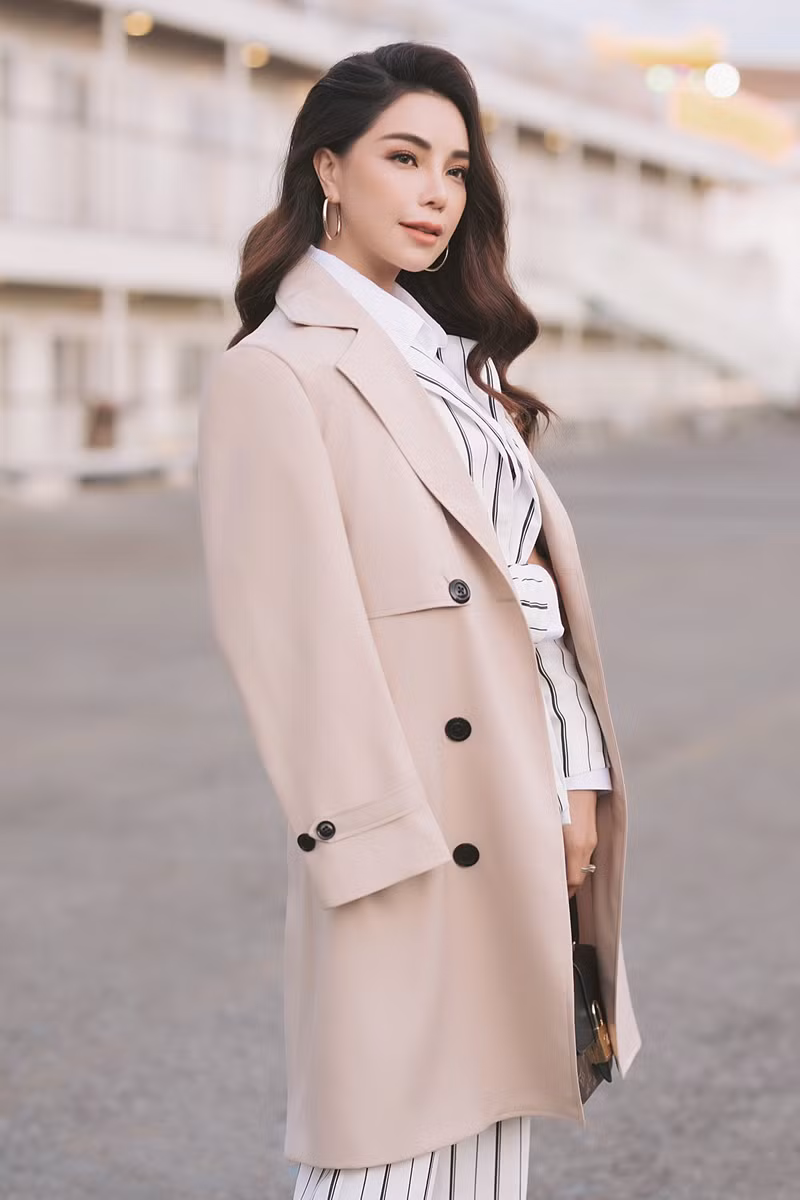  Trà Ngọc Hằng diện bộ suit màu trắng sọc đen thanh lịch, thời thượng với áo khoác màu nude ngoài.