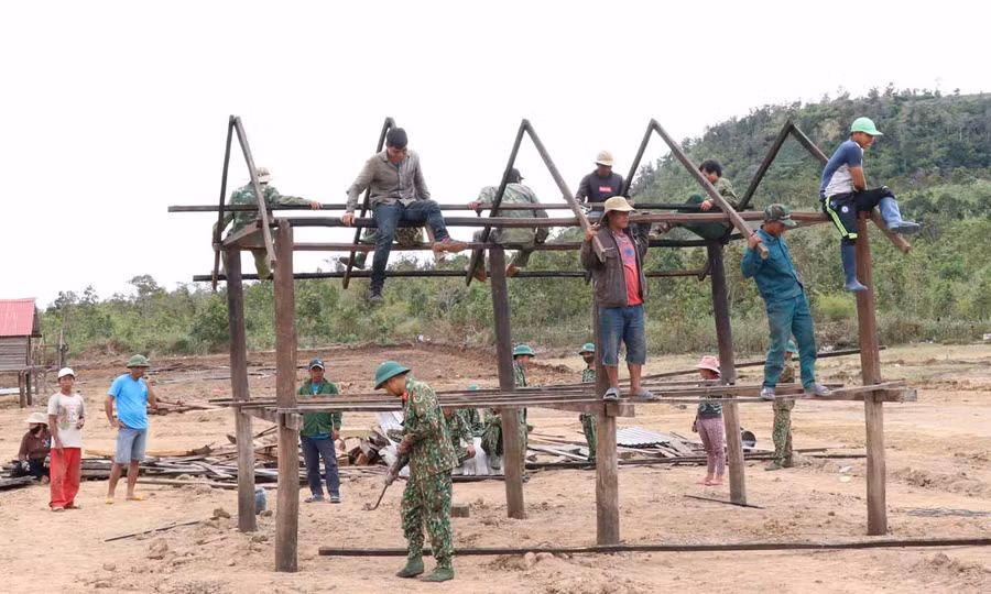 Di dời làng Hek. Ảnh: Nguyễn Tú