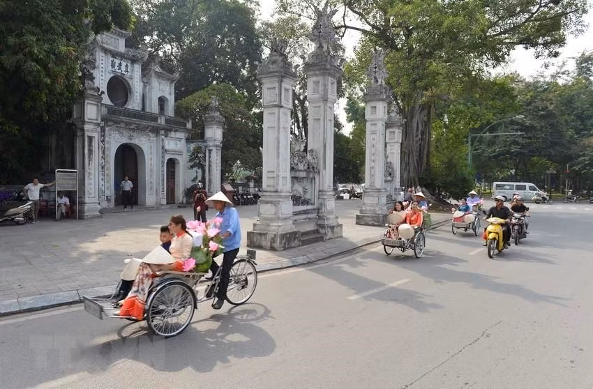  Đền Quán Thánh bên đường Thanh niên (quận Ba Đình) có từ đời Lý Thái Tổ (1010 - 1028), thờ Huyền Thiên Trấn Vũ, một trong bốn vị thần được lập đền thờ để trấn giữ bốn cửa ngõ thành Thăng Long xưa. Đền Quán Thánh bên đường Thanh niên (quận Ba Đình) có từ đời Lý Thái Tổ (1010 - 1028), thờ Huyền Thiên Trấn Vũ, một trong bốn vị thần được lập đền thờ để trấn giữ bốn cửa ngõ thành Thăng Long xưa. 
