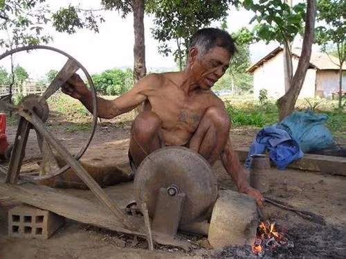 Nghề rèn truyền thống của người Tơ Đrăh (ảnh nguồn dantocmiennui)