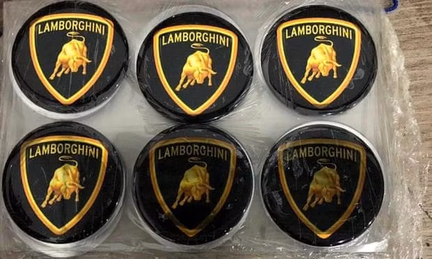 Các huy hiệu với logo của hãng xe Lamborghini được tìm thấy tại nhà máy chế tạo siêu xe dỏm. Ảnh: AP. 