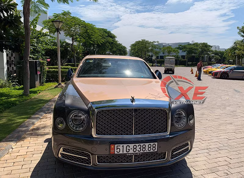  Bên cạnh chiếc Lamborghini Aventador S màu vàng, đại gia Hoàng Kim Khánh cũng góp mặt thêm một chiếc Bentley Mulsanne EWB 2018 với chữ ký trên ca-pô