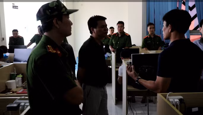  Lực lượng công an ập vào 