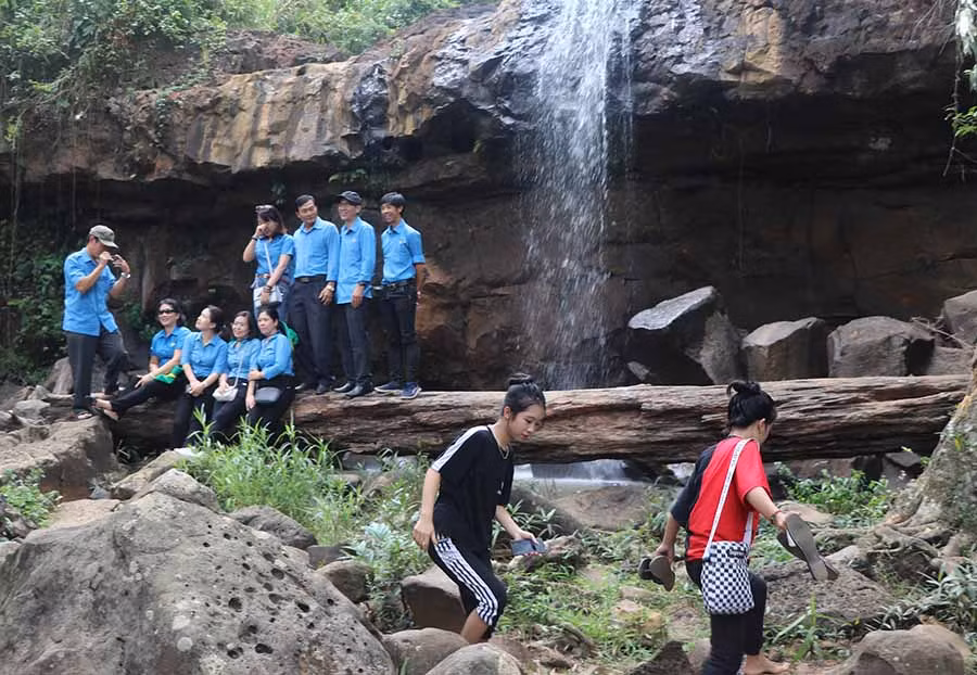  Đông đảo du khách đến tham quan thác Hang Dơi (thị trấn Kbang). Ảnh: N.M