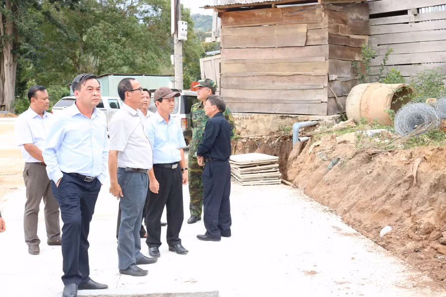 Lãnh đạo huyện Kbang báo cáo với Bí thư Tỉnh ủy và các thành viên trong đoàn về dự án xây dựng Trường Tiểu học và THCS Dân tộc bán trú Nguyễn Văn Bình. Ảnh: Ngọc Sang